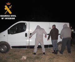 Tres furtivos detenidos por pescar de noche con una red de 1,5 kilómetros en Mequinenza